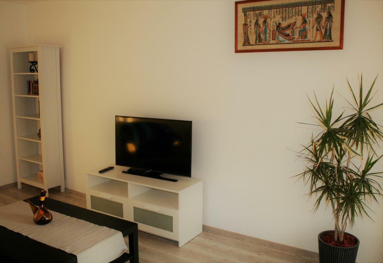 Casa Peterfi - Apartment With 3 Bedrooms And Spacious Living Room เตอร์กู-มูเรช ภายนอก รูปภาพ