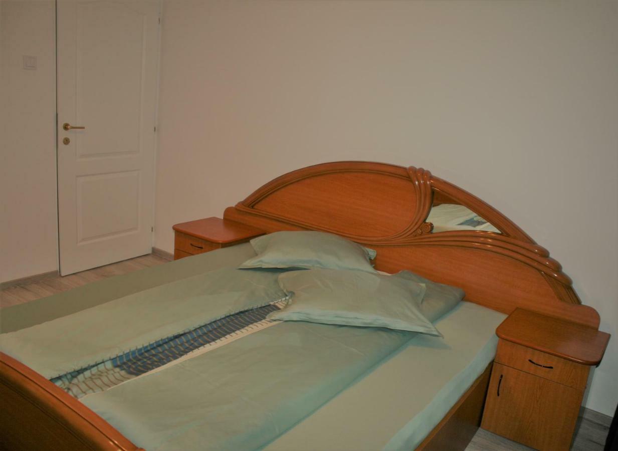 Casa Peterfi - Apartment With 3 Bedrooms And Spacious Living Room เตอร์กู-มูเรช ภายนอก รูปภาพ