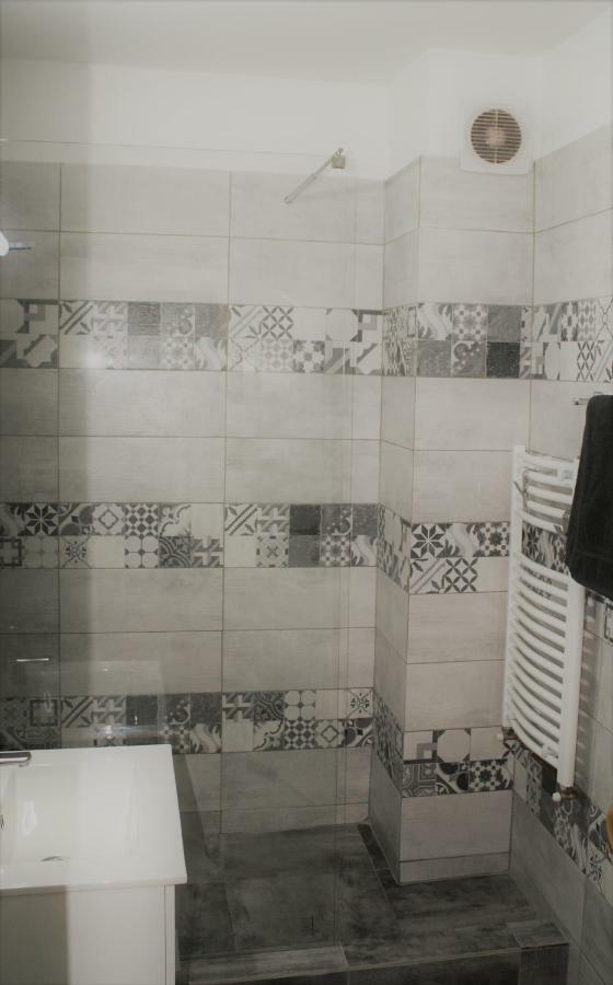 Casa Peterfi - Apartment With 3 Bedrooms And Spacious Living Room เตอร์กู-มูเรช ภายนอก รูปภาพ